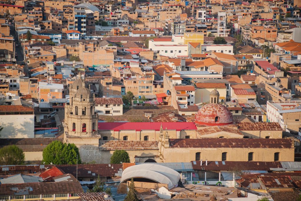 Vista aerea hogares peruanos en verano