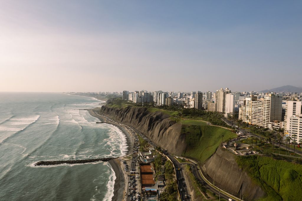 Vista de la costa de Lima en dia con ola de calor