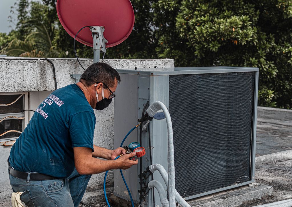 tecnico reparando aire acondicionado